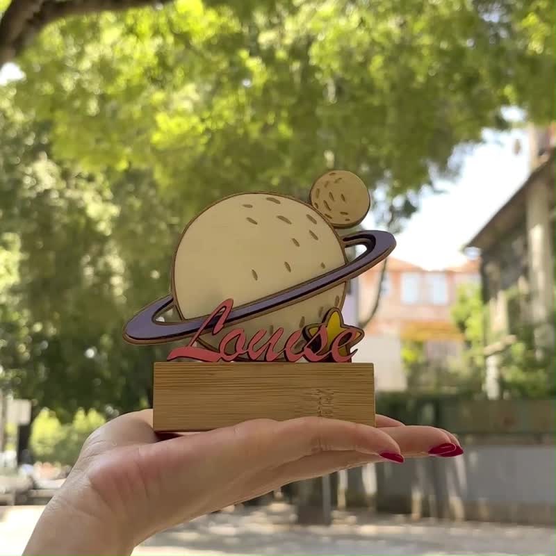 Planet Wooden Nursery Keepsake – Custom Baby Name - Baby Room Personalized Gift - 兒童家具 - 木頭