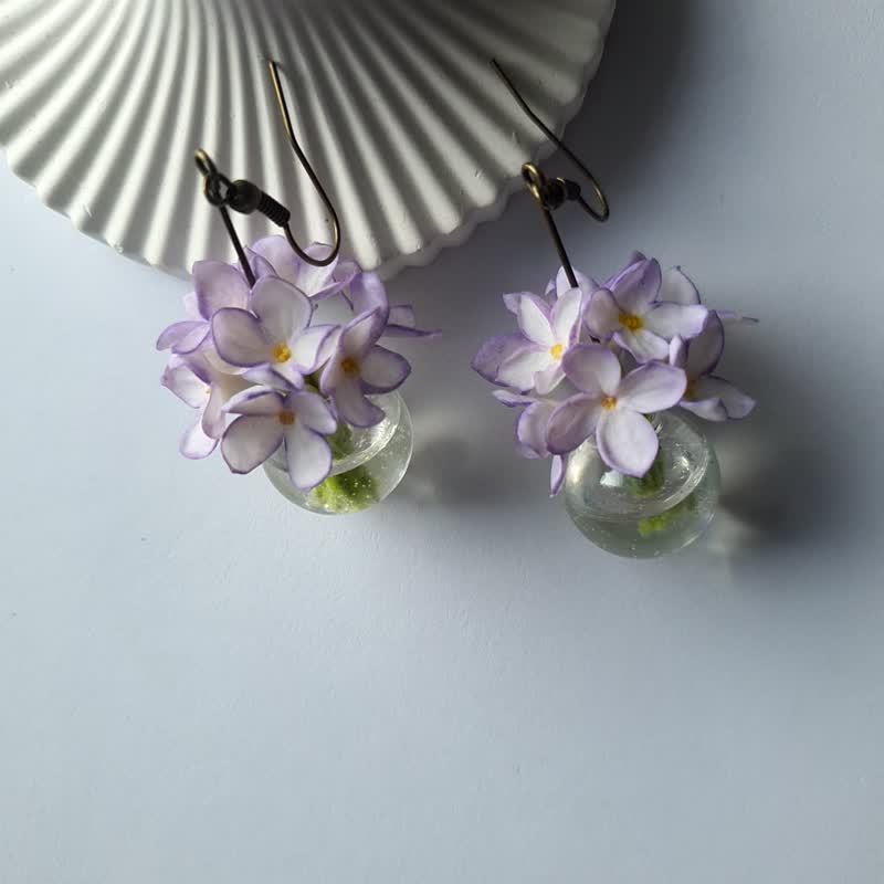 White violet lilac flowers earrings/ Handmade floral earrings/ Gifts for her - 耳環/耳夾 - 其他材質 白色