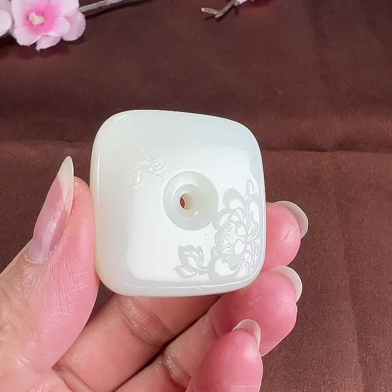 秒殺價 天然新疆和田玉羊脂玉蝶戀花平安扣方扣吊墜 玉質細膩溫潤 - 吊飾/掛飾 - 玉石 