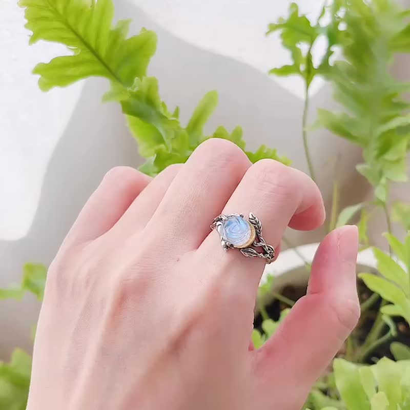 月亮擁抱著玫瑰 天然月光石復古純銀戒指 - 戒指 - 水晶 藍色