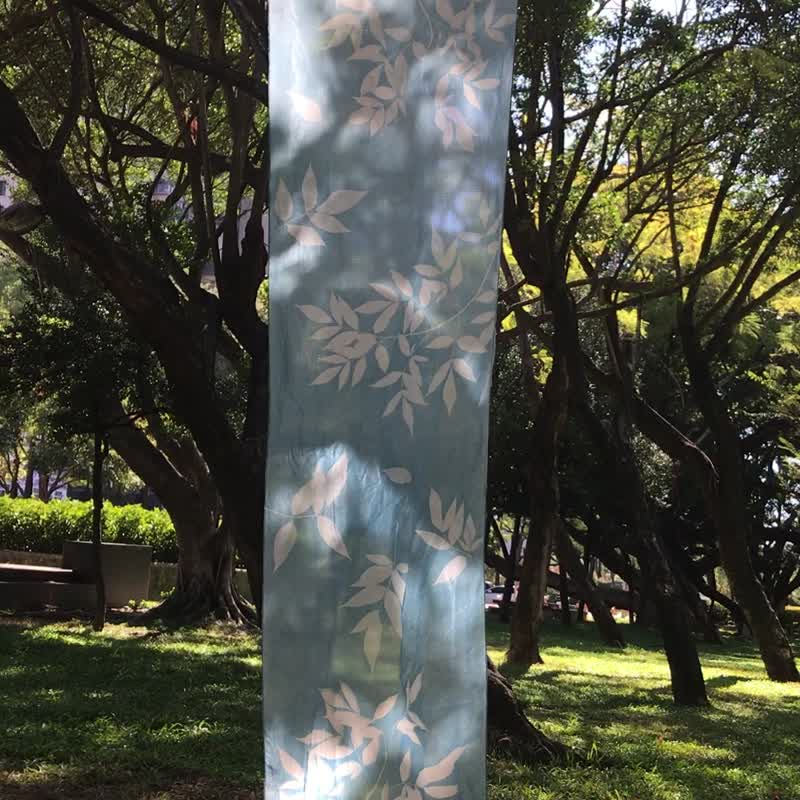 植物剪影。接骨木。藍曬絲巾 - 圍巾/披肩 - 絲．絹 藍色