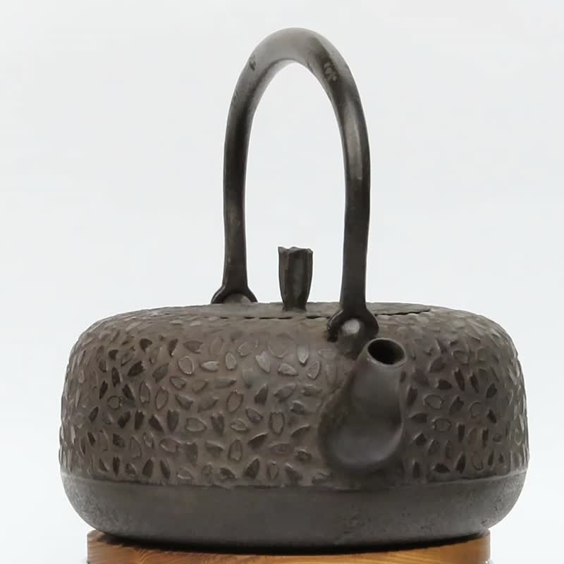 南部鉄器 鉄瓶 平丸小桜1.2L - 急須・ティーカップ - 金属 ブラウン