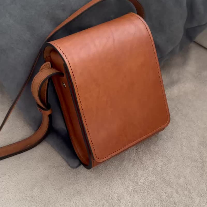 handmade leather messenger bag men with shoulder strap vegetable tanned - กระเป๋าแมสเซนเจอร์ - หนังแท้ สีส้ม