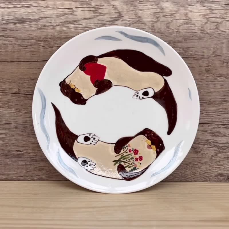 A Lu Otter and Good Friends Pottery Plate/Decoration/Gift Original Hand-painted Only One Piece - ของวางตกแต่ง - ดินเผา หลากหลายสี
