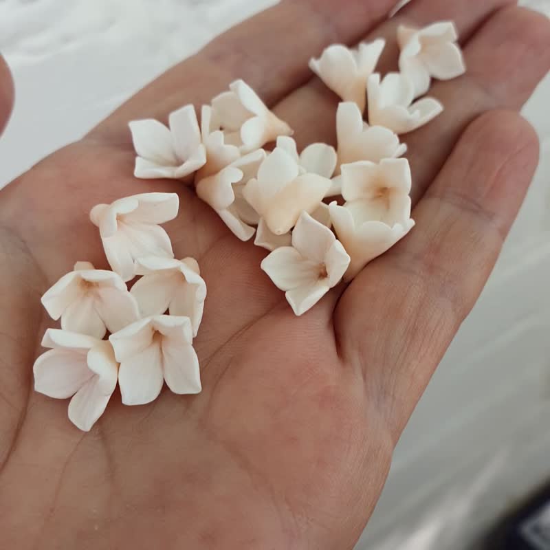 White/ Beige flower Beads 10-12 mm , Beige inside, white at the edges - 零件/散裝材料/工具 - 其他材質 白色