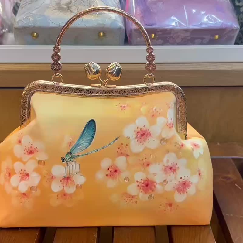 Taiwan's well-known painter hand-painted high-quality kiss lock bag Sakura Drunken Dragonfly ready-made - กระเป๋าแมสเซนเจอร์ - ผ้าไหม 