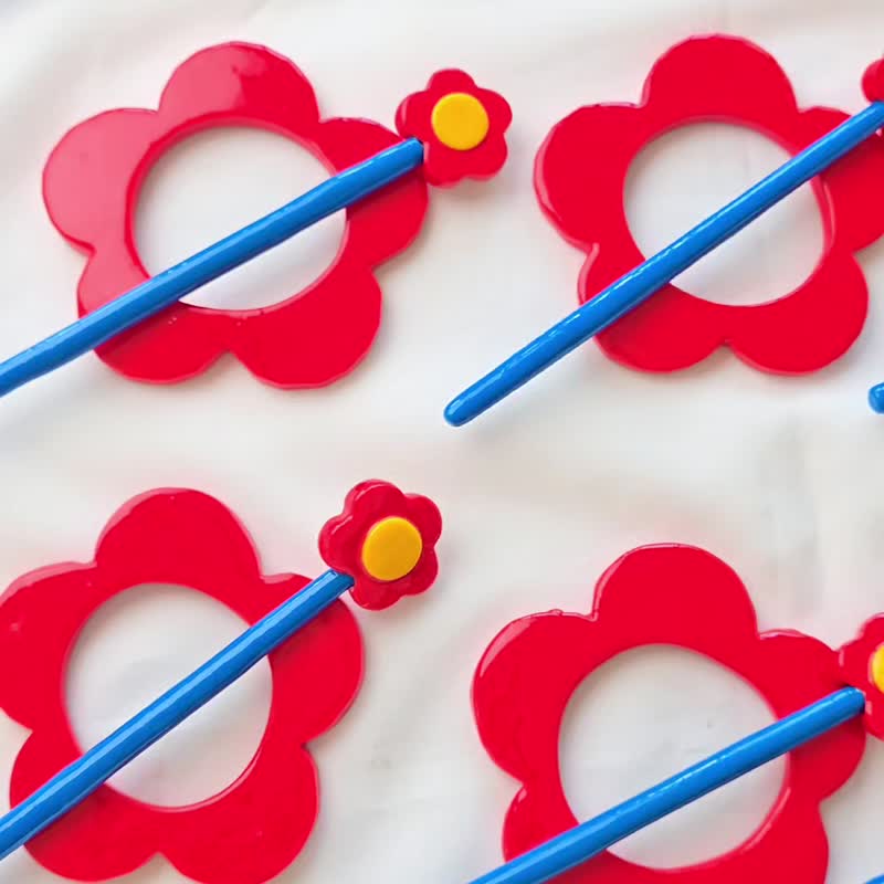 Red Flower Hair Stick – Handmade Polymer Clay Hair Pin, Kawaii Floral Bun Clip - 髮夾/髮圈 - 其他材質 多色