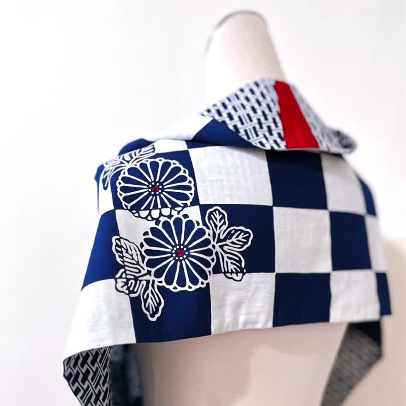 Handmade pure cotton chrysanthemum checkerboard pattern blue geometric contrasting red triangle stitching scarf and shawl - ผ้าพันคอถัก - ผ้าฝ้าย/ผ้าลินิน สีน้ำเงิน