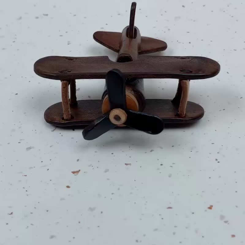雙翼飛機(手染茶色)-真皮植鞣 皮革鑰匙圈 吊飾 裝飾品 - 鑰匙圈/鑰匙包 - 真皮 咖啡色