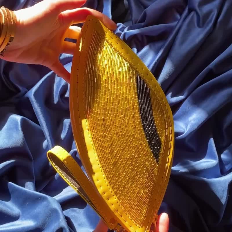 Yellow leather clutch with bead embroidery, handmade leaf-shaped evening bag - 手拿包 - 真皮 黃色