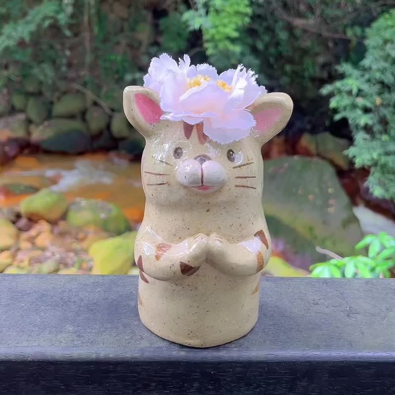 A Lu 祈福貓咪陶花器/禮物/擺飾 手作手繪 原創僅此一件 - 花瓶/花器 - 陶 多色