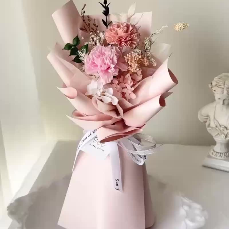 SEE 看見花藝設計 |永生康乃馨 | 母親節 | 粉語康乃馨擴香花束 - 乾燥花/永生花 - 植物．花 