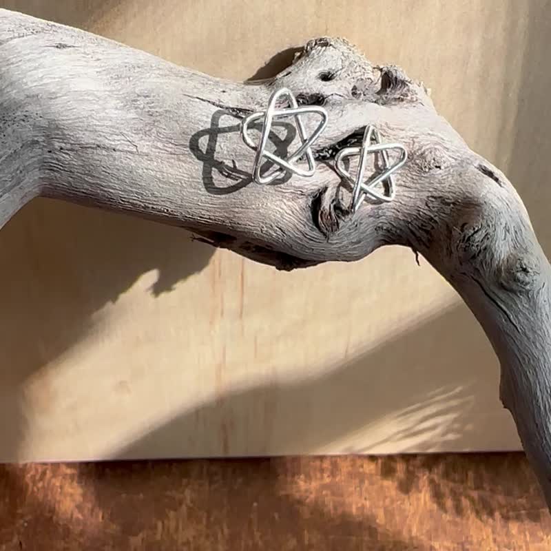 手作銀飾—線條五角星星 925純銀耳環 耳針式耳環 星星貼耳耳環 - 耳環/耳夾/耳骨夾 - 純銀 銀色