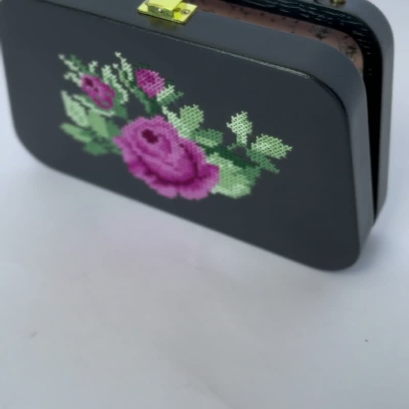 Original black vintage-style clutch with hand embroidery. - 手袋/手提袋 - 木頭 黑色