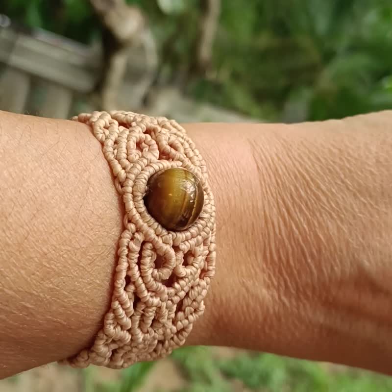 Macrame bracelet with tiger eye bead - สร้อยข้อมือ - เครื่องเพชรพลอย สีนำ้ตาล