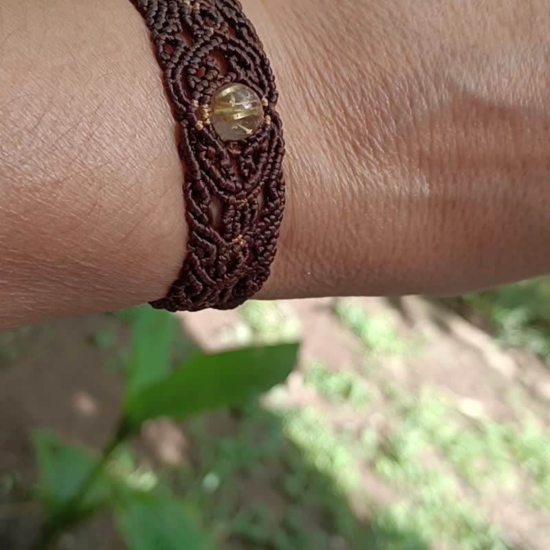 Adjustable macramé bracelet featuring a captivating rutilated quartz bead. - Bracelets - Gemstone Gold