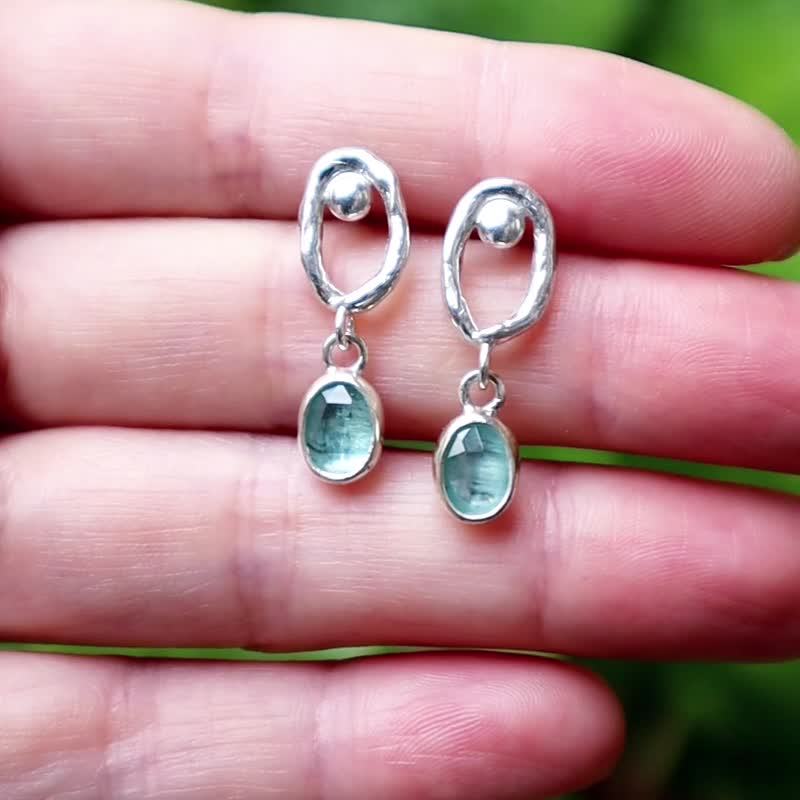 グリーンカイヤナイトのオーバルピアス - ハンドメイド - 純銀ピアス針 - ピアス・イヤリング - スターリングシルバー グリーン