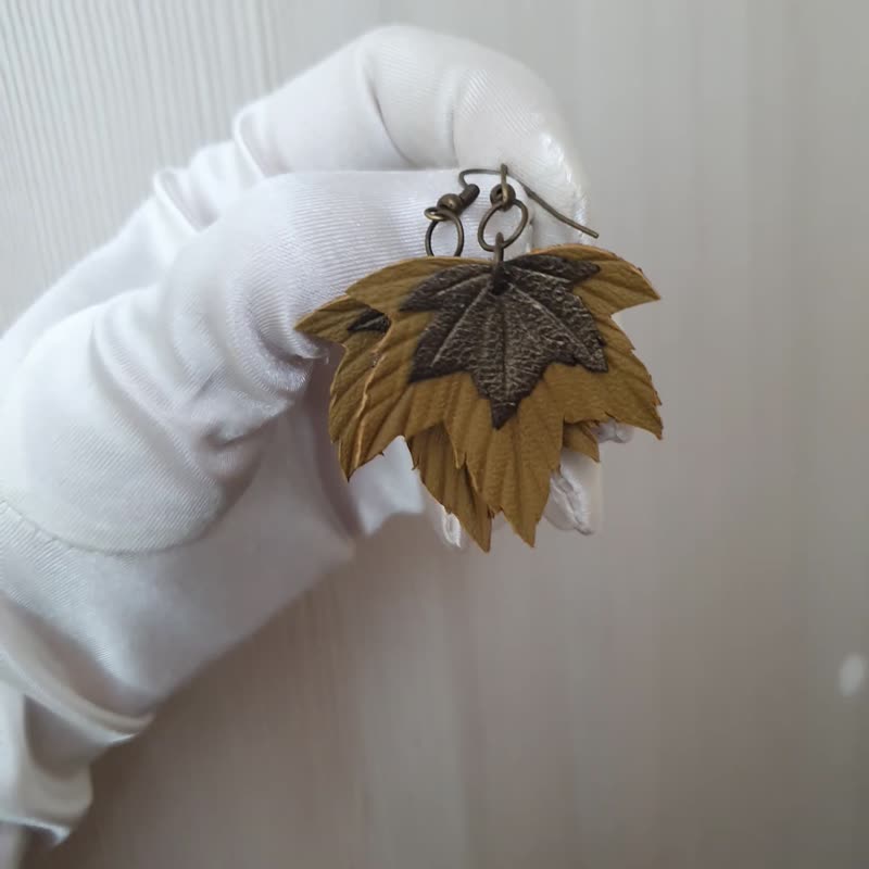 耳環 green leather earrings for her Leather women's jewelry - 耳環/耳夾/耳骨夾 - 真皮 綠色