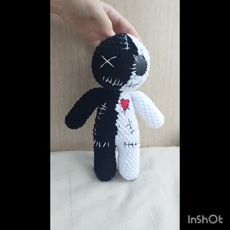 Black and white Voodoo doll crochet plushie Handmade - ตุ๊กตา - วัสดุอื่นๆ สีดำ