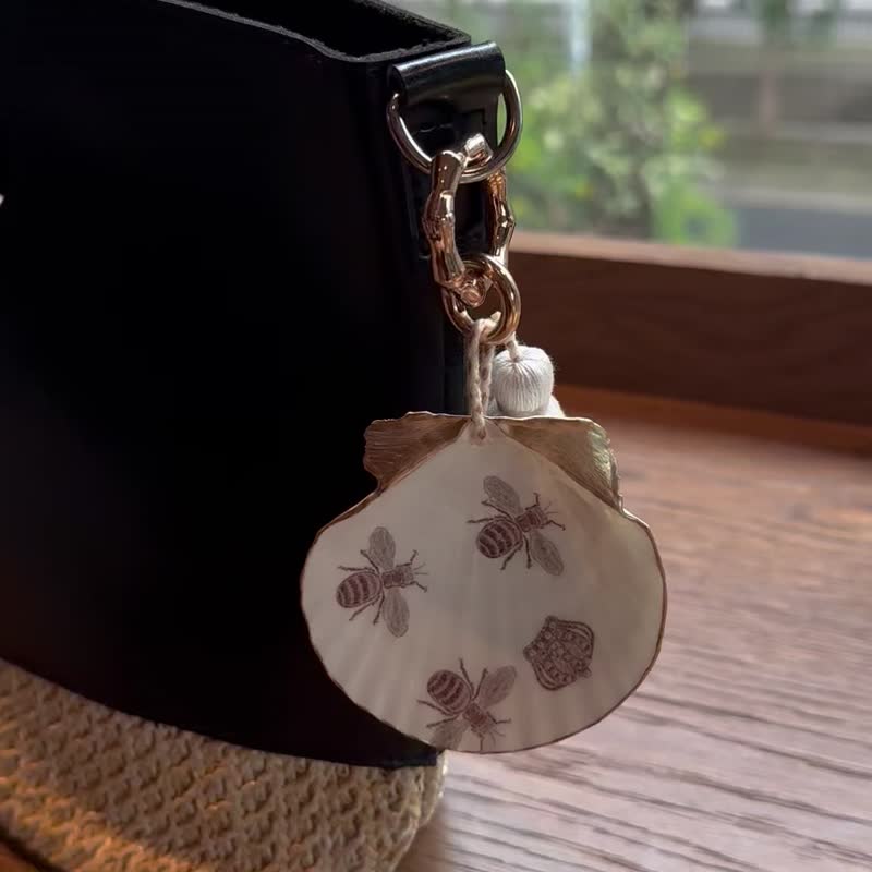 【也形】S流蘇扇貝盤  | 刺繡蜜蜂 | 竹節金釦環掛勾包包吊飾 - 吊飾/掛飾 - 貝殼 金色