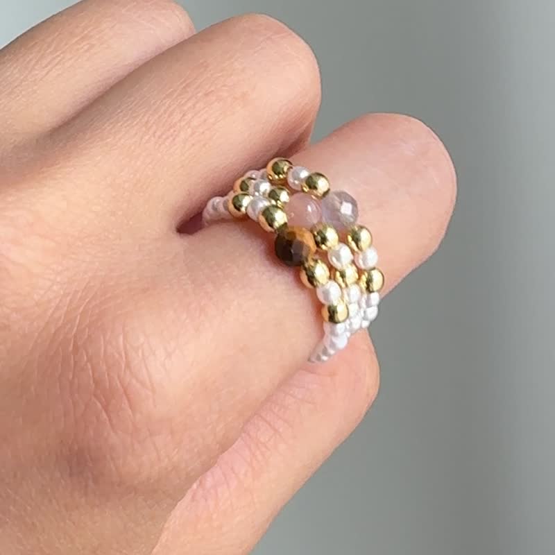 【HotSummer】Handmade imitation pearl natural stone elastic beaded ring as a gift for besties and sisters - แหวนทั่วไป - วัสดุอื่นๆ ขาว