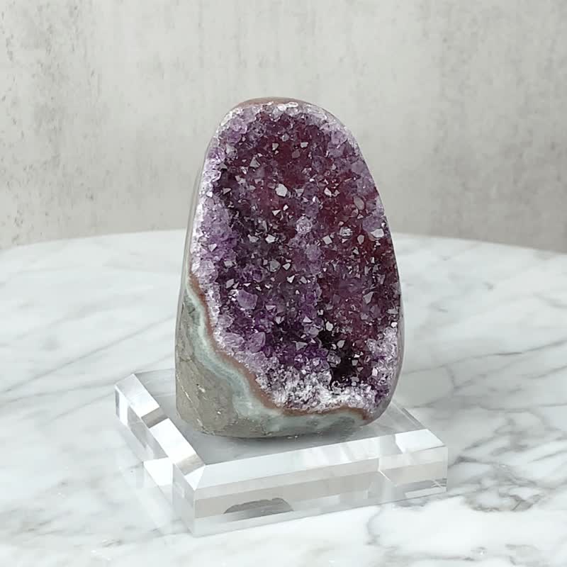 Amethyst town is purple-red // Good luck, wealth, wisdom and creativity, town house and evil spirits Amethyst // Comes with a free base - Items for Display - Crystal Purple