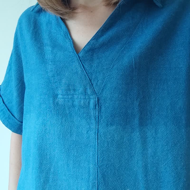 Vee Chow - V 卹領靛藍色紮染上衣 - Women's Tops - Cotton & Hemp Blue