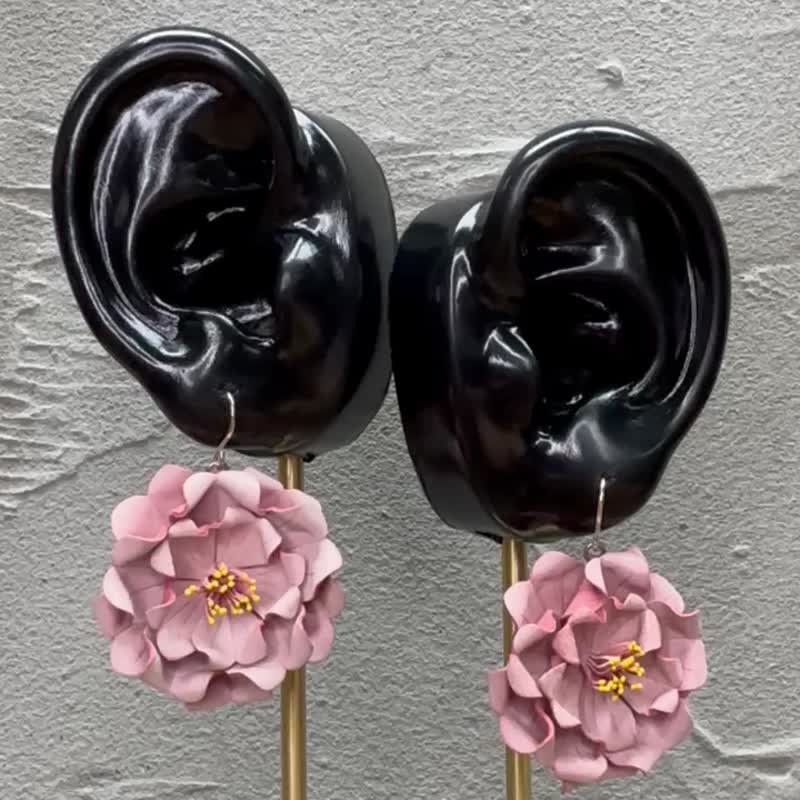 Leather cherry blossom Earrings - ต่างหู - หนังแท้ สึชมพู