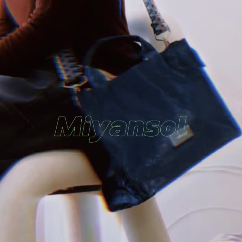 [In stock] Korean wrinkled two-purpose zipper square bag-Bingxin Silver Christmas gift portable shoulder bag - Messenger Bags & Sling Bags - Paper Silver