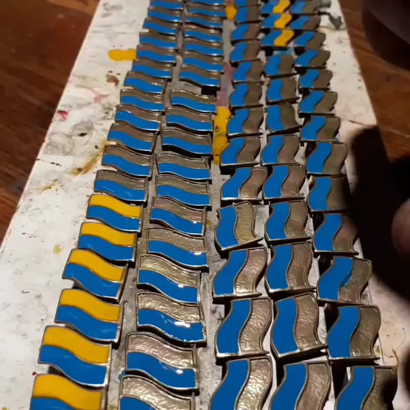 Handmade yellow blue emoticon pin,ukraine emoticon pin,ukraine flag colors pin - 徽章/別針 - 銅/黃銅 金色