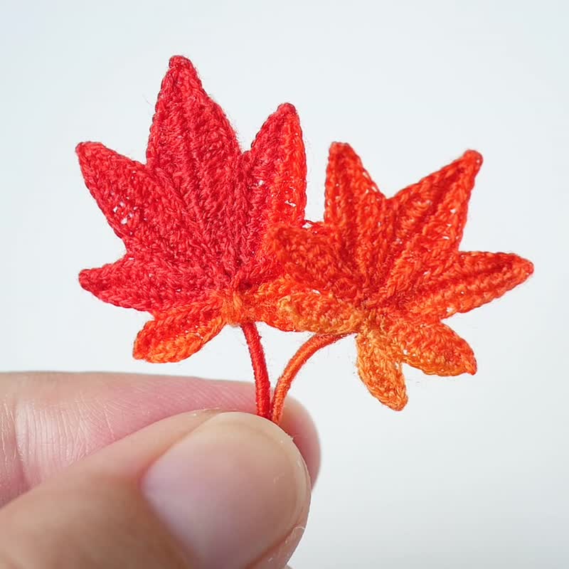 Friendly autumn leaves brooch　/handmade/ - Brooches - Thread Red