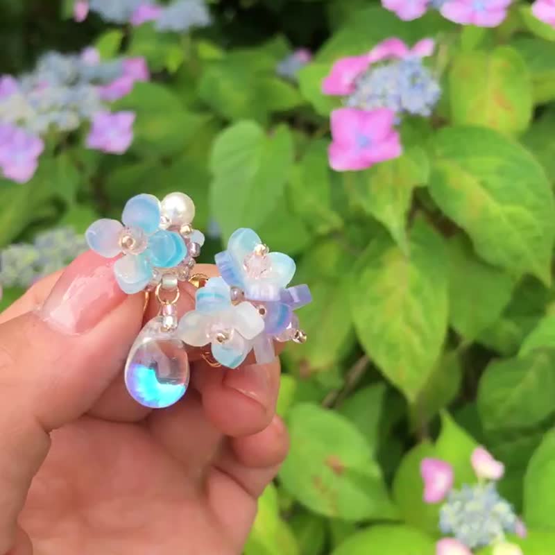[Water and pink] Hydrangea earrings - Earrings & Clip-ons - Plastic Blue