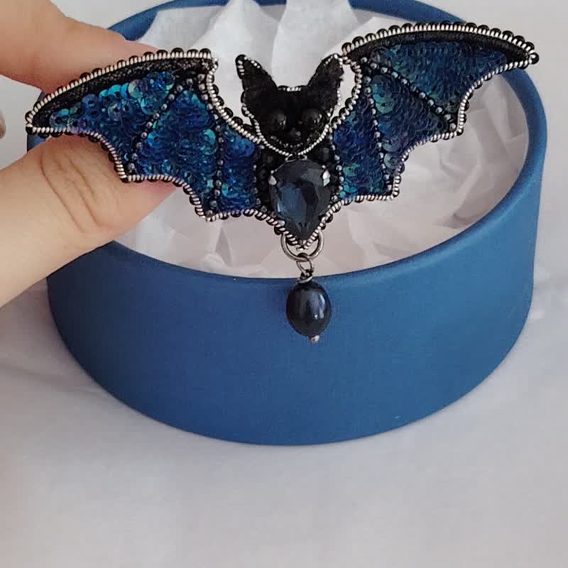 Night Bat jewelry brooch beaded, Crystal Bat Pin, Halloween jewelry brooch - 胸針 - 玻璃 藍色