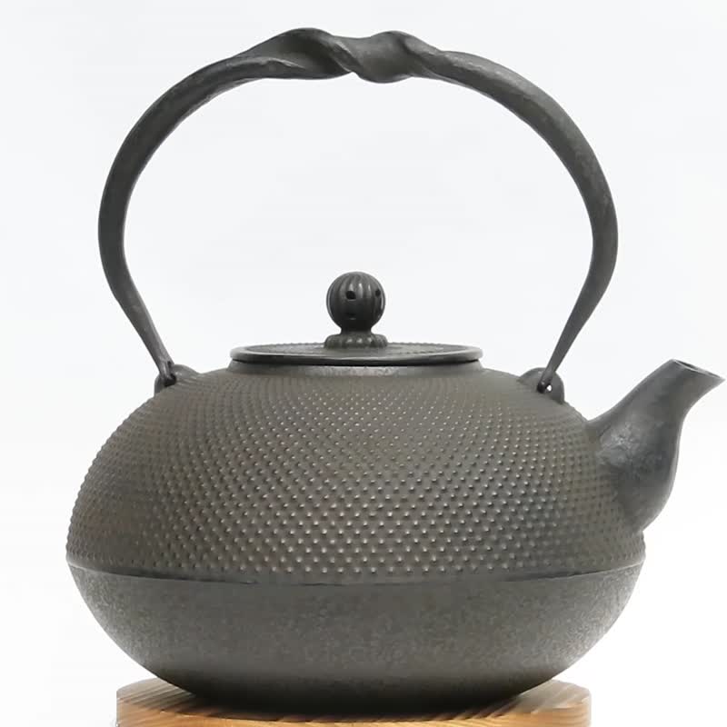 Nanbu tekki Gen Kuzumaki's handmade cast iron kettle futon shape arare 1.5L - ถ้วย - โลหะ สีดำ