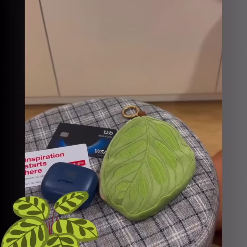 Embroidery Soft Green Calathea leaf shaped mini pouch - 零錢包/小錢包 - 其他材質 