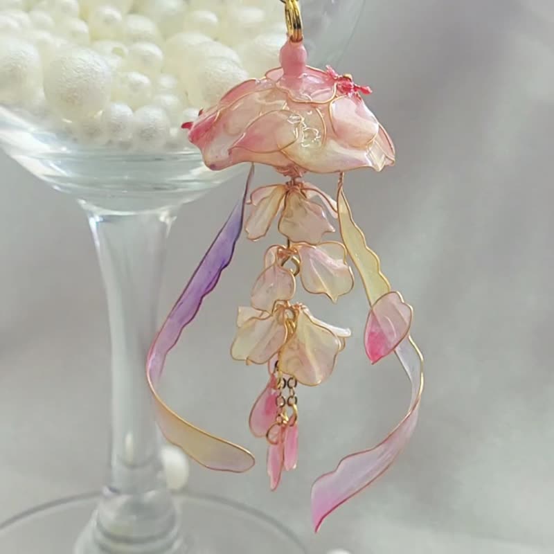【Spring returns to the earth and also to the sea】Sakura jellyfish crystal flower earrings - Earrings & Clip-ons - Resin Pink