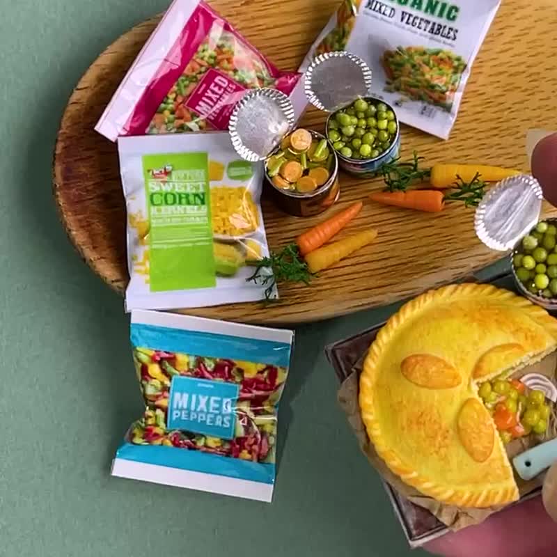 Miniature pastries, pie with vegetables - 玩偶/公仔 - 其他材質 多色