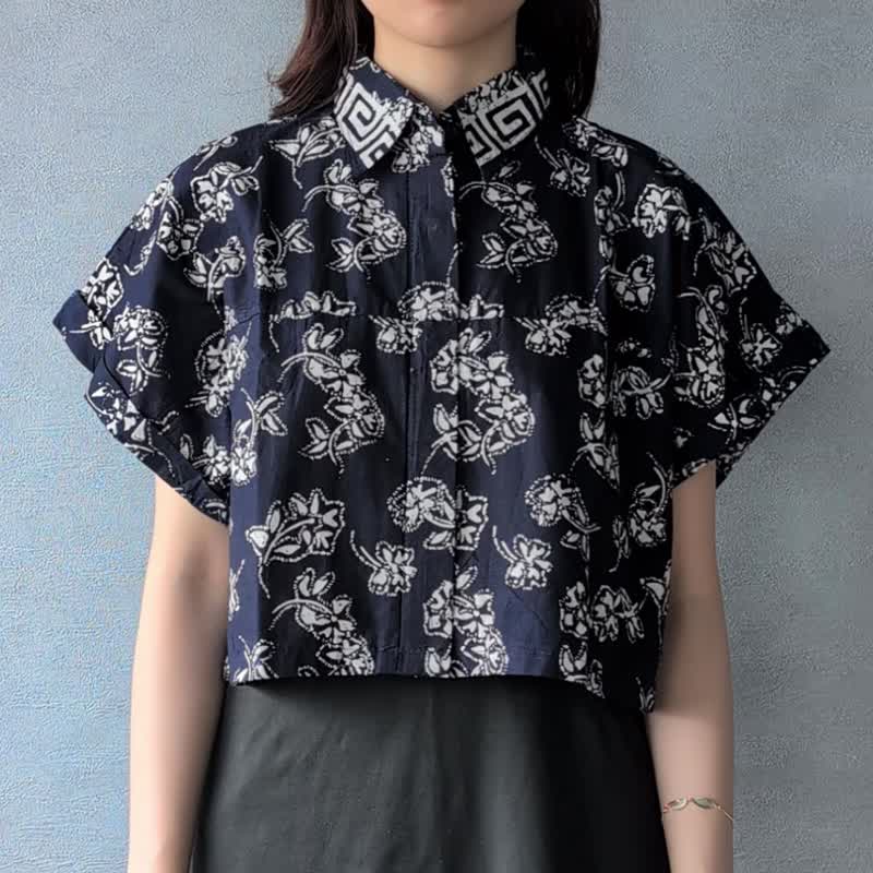 印尼蠟染可愛少女風短版襯衫 PUPUT - 藍花花 - PUP035 - 女上衣/長袖上衣 - 棉．麻 藍色