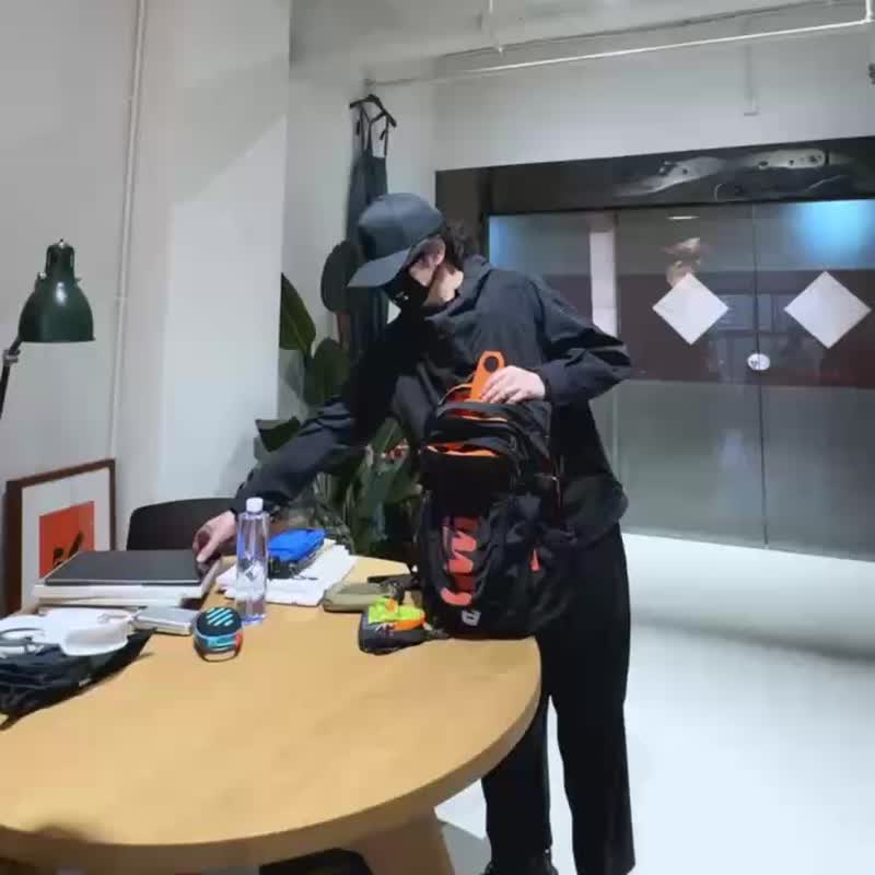 潮流多功能雙肩背包自帶防雨罩頭盔收納徒步水袋戶外背包騎行包 - 後背包/背包/書包 - 尼龍 黑色