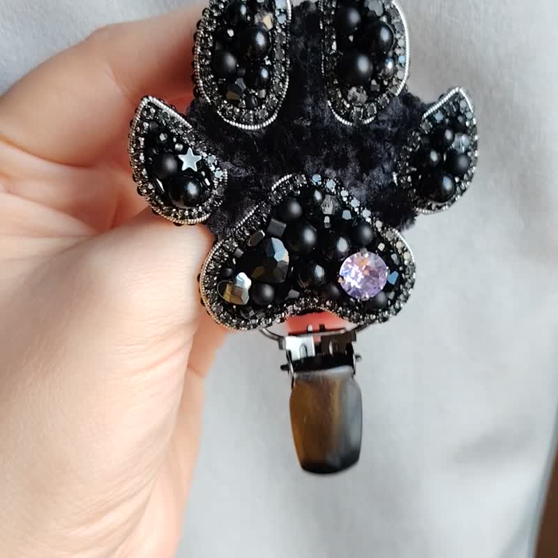 Black Paw jewelry brooch beaded, paw pin, dog show number clip, dog lover gift - 胸針 - 玻璃 黑色