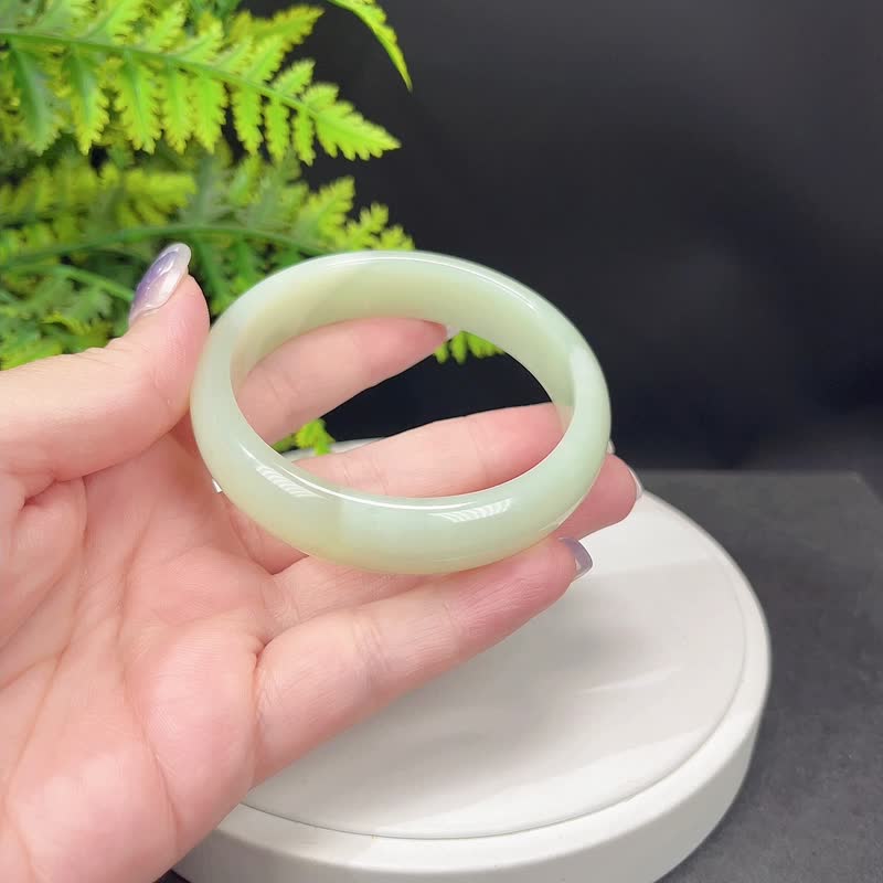 精品 淺青色蛇紋玉手鐲 60MM 冰潤透感岫玉手環 堅實溫潤細膩圓融 - 手鍊/手環 - 玉石 