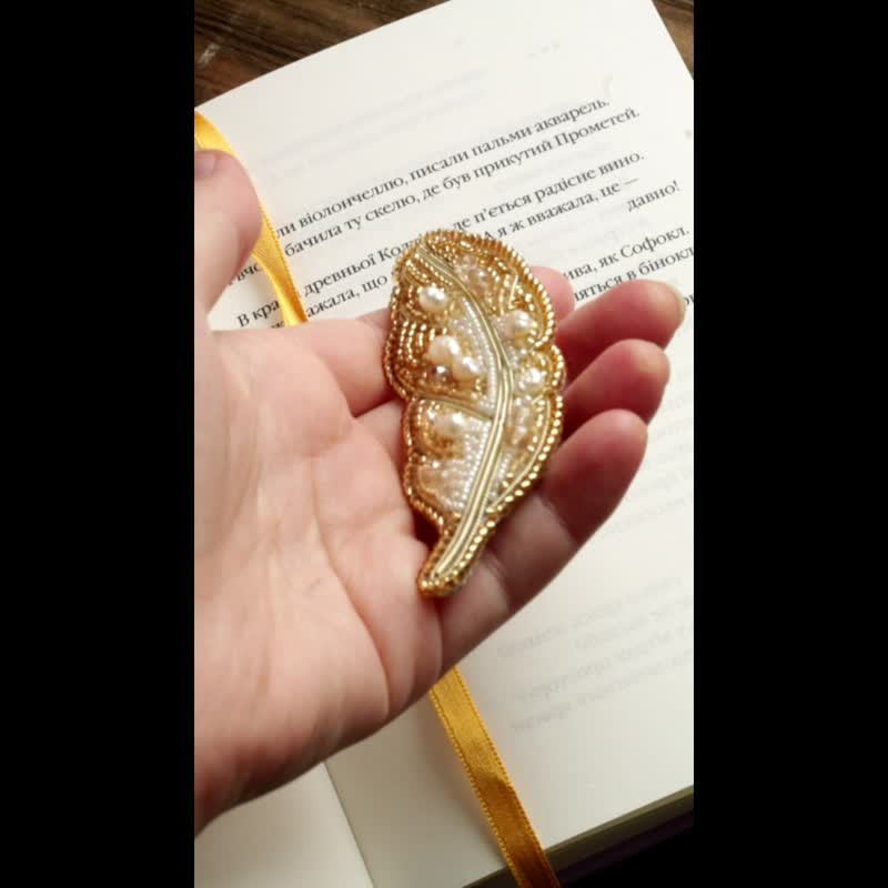 Feather embroidered brooch handmade beaded jewelry with pearl - 胸針 - 玻璃 金色