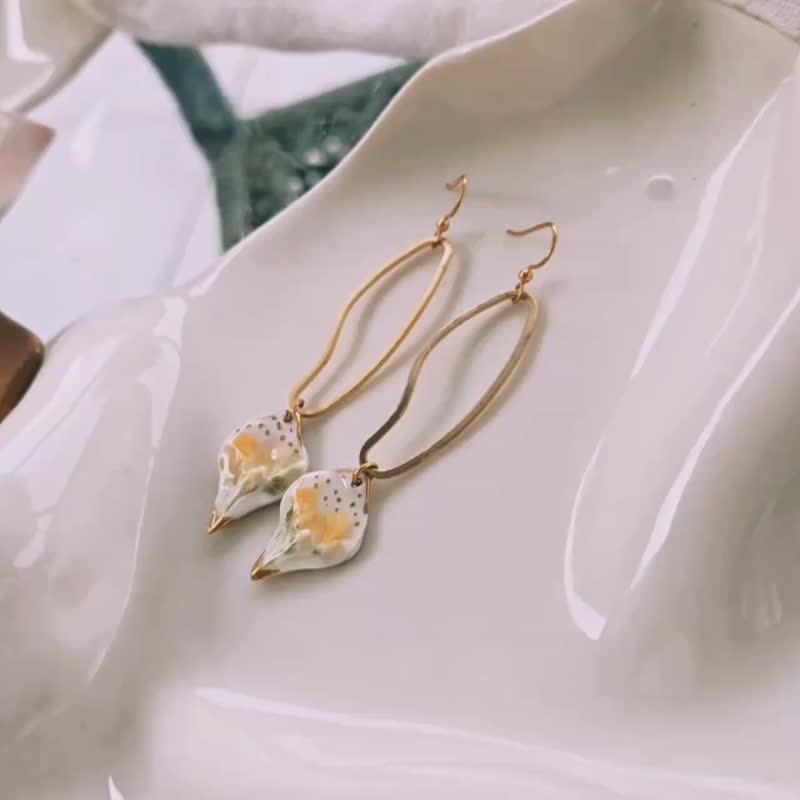 Earrings with a pattern, Clay jewelry with gilding, Lily Pendant Earrings - ต่างหู - ดินเผา สีทอง