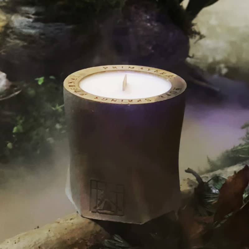 HOPE SPRING ETERNAL Autumn Woods Handmade Aromatique Candle - เทียน/เชิงเทียน - วัสดุอีโค สีทอง