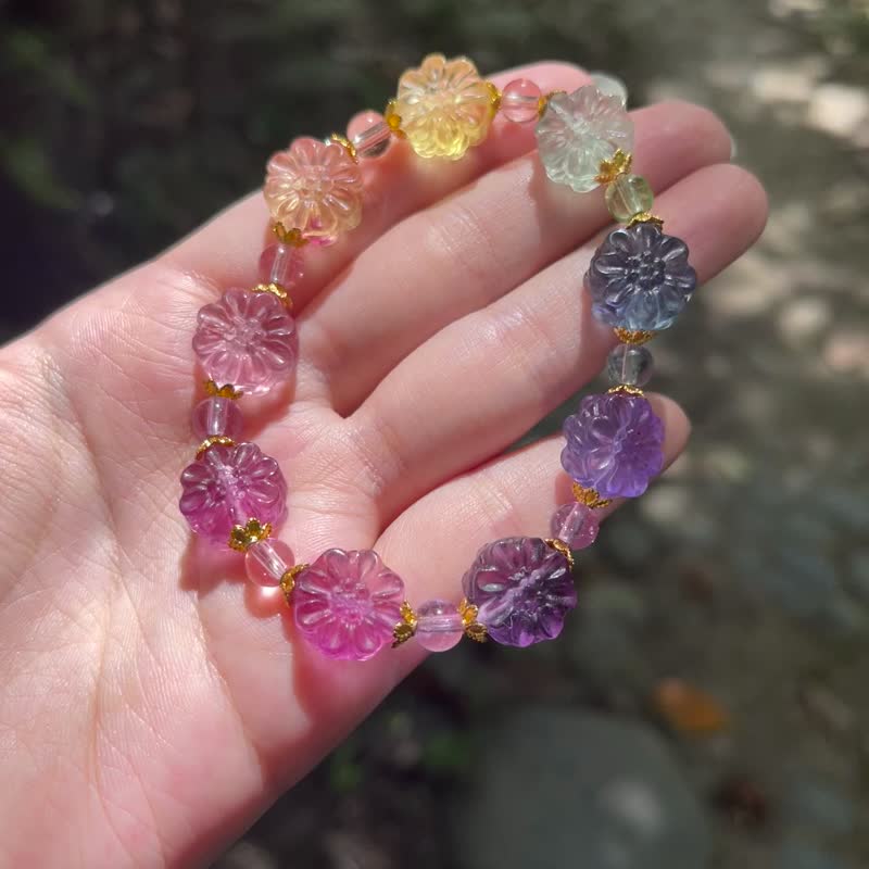 Rainbow flowers— Stone. Rainbow bracelet. Solitary item. Basic hand circumference is 18cm. Can be customized and modified - สร้อยข้อมือ - คริสตัล หลากหลายสี