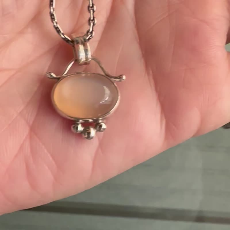 Handmade silver jewelry-natural pink moonstone classical sterling silver necklace 925 sterling silver pendant Moonstone - สร้อยคอ - เงินแท้ สีเงิน