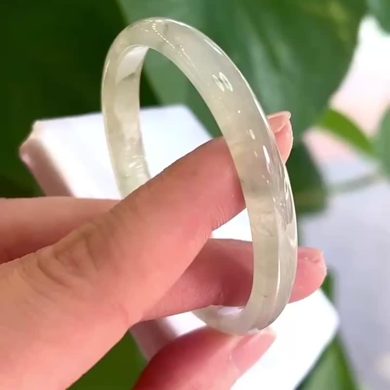 冰種 緬甸翡翠 天然A玉 玉鐲 • 冰玻種淡青飄花翡翠貴妃鐲 - 手鍊/手環 - 玉石 綠色