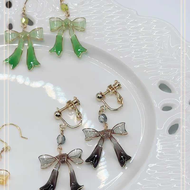 Various color gradient translucent bow earrings hypoallergenic - ต่างหู - เรซิน หลากหลายสี