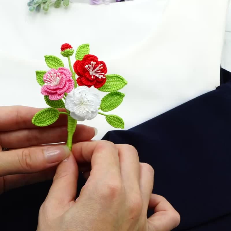 Crocheted flower brooch - เข็มกลัด - ผ้าฝ้าย/ผ้าลินิน สีแดง