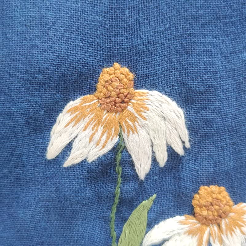 靛藍襯衫上繡有白色野生波斯菊 - 女上衣/長袖上衣 - 棉．麻 藍色